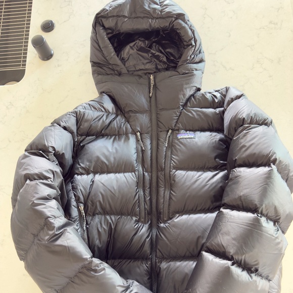 Patagonia Men's Fitz Roy Down Hooded Jacket Black - Picture 1 of 3